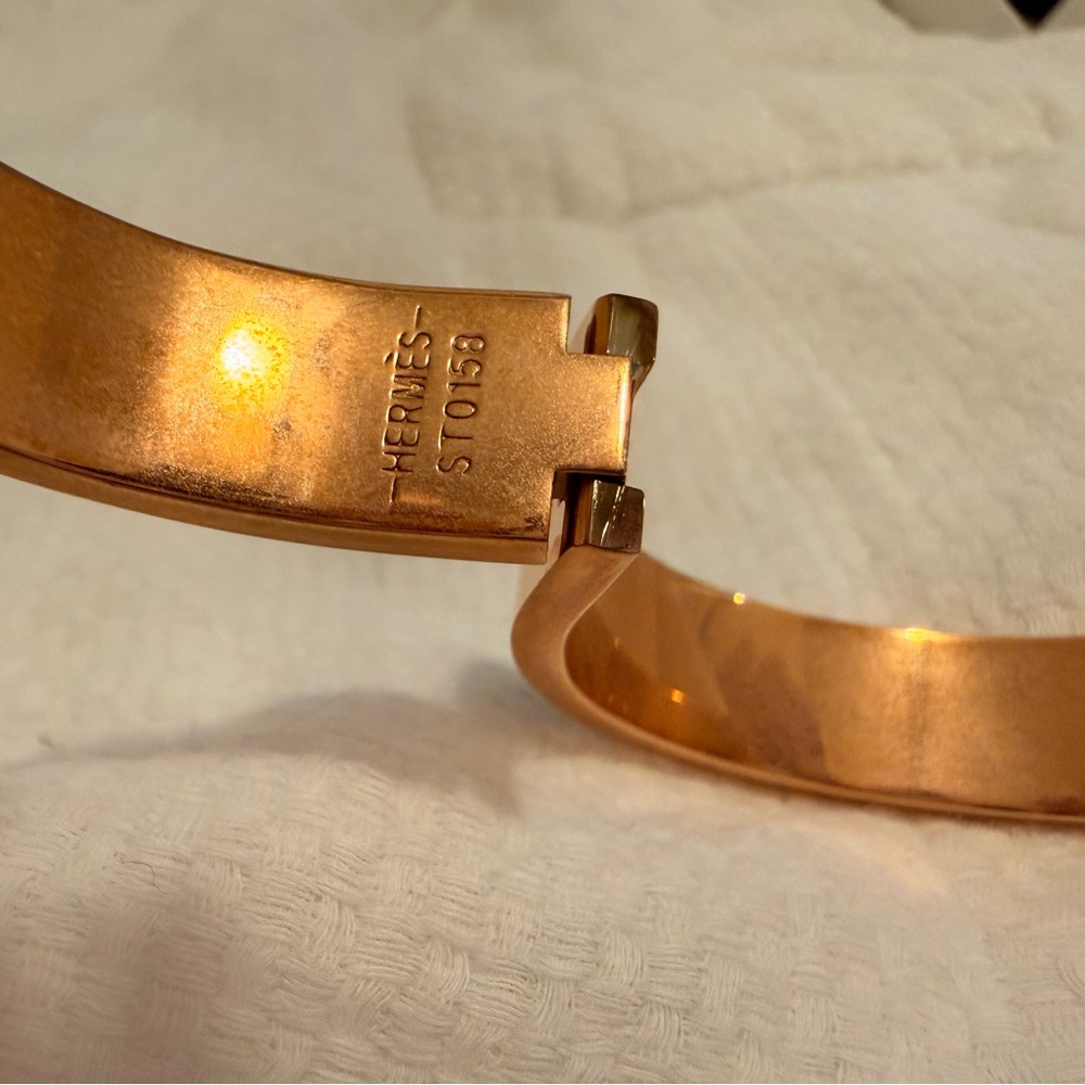 Black clic clac bangle with H buckle. - Picture 3 of 8